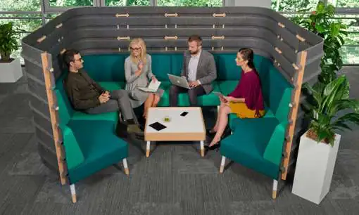 Büromitarbeiter beim Smalltalk