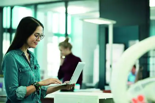 Yara-Stimmung-Notebook Mitarbeiterin mit Laptop